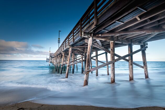 旅游加利福尼亚海滩上一个码头的长曝光照片度假木材风景