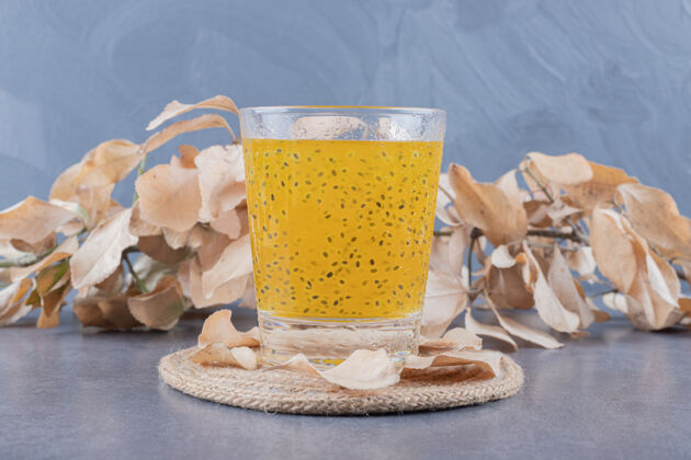 日新制作的橙汁特写照片 灰色背景上有装饰性的叶子五圆形自然