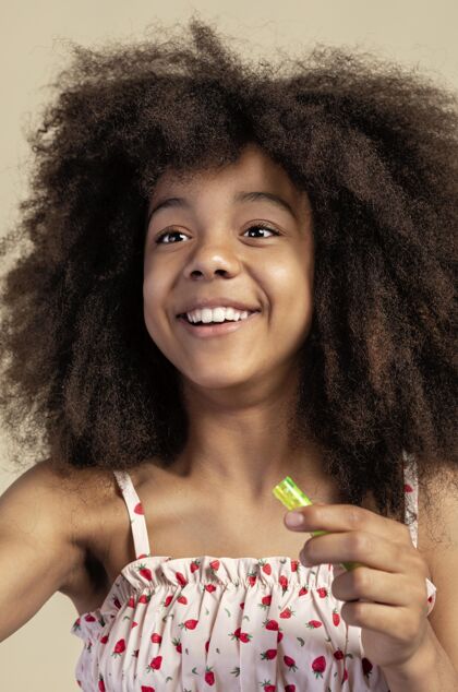 年轻女孩年轻可爱的女孩在玩肥皂泡时摆姿势的画像儿童肖像天真非洲