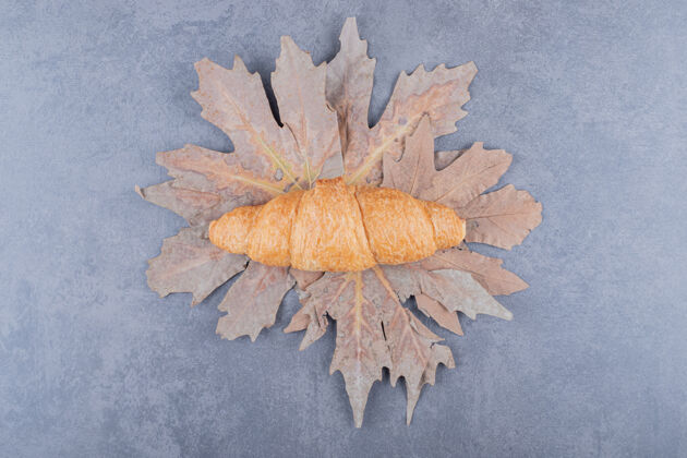 面包干叶上的经典法式羊角面包俯视图美食面粉餐