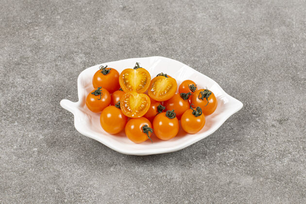 烹饪新鲜的半切番茄和整个番茄的特写照片配料食物蔬菜