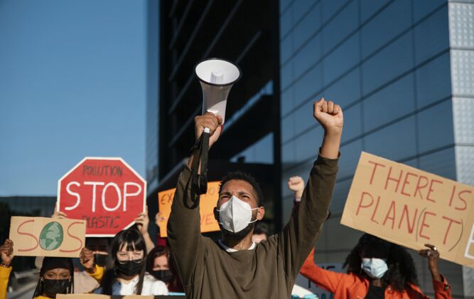 示范人们戴着面具参加环保抗议活动绿色特写环境