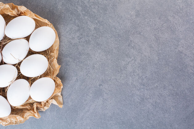 复制空间新鲜的生鸡蛋放在石桌上食物蛋生的