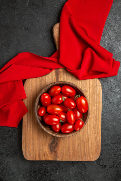 配料顶视图碗樱桃西红柿和红毛巾在砧板上黑暗的背景板浆果可食用水果
