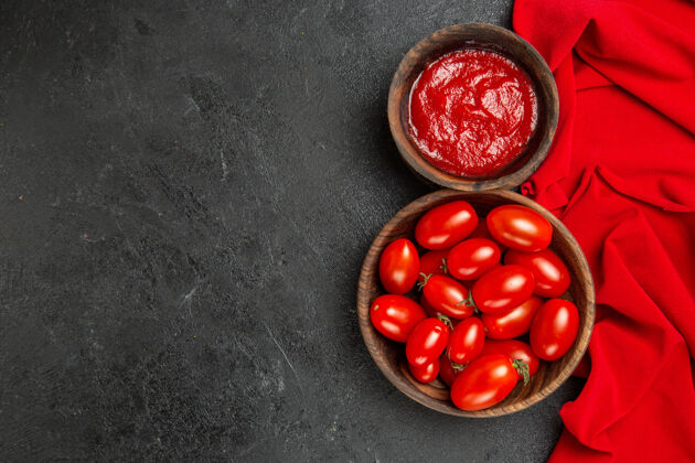 新鲜顶视图碗与樱桃番茄和番茄酱和红毛巾在黑暗的背景深色农产品浆果