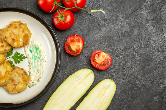切片灰色表面上美味的南瓜粉切片熟蔬菜俯视图西红柿素食膳食