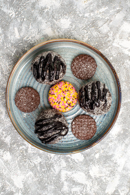 食品俯视美味的巧克力球蛋糕饼干在白色的表面配料健康糖