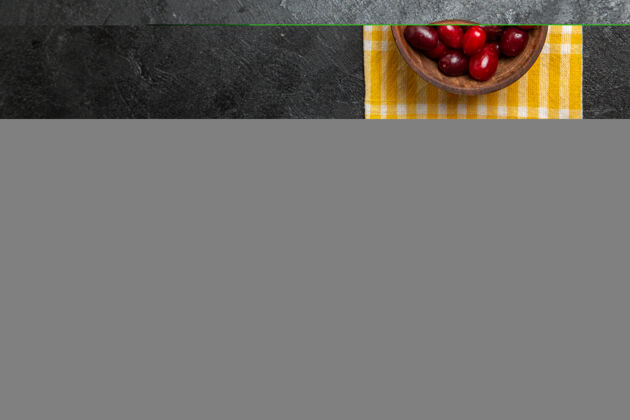 食品新鲜的红色山茱萸和胡椒粉在灰色表面俯视图浆果甜点健康