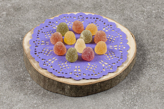 甜点美味的五颜六色的果酱 放在木板上水果糖果草莓