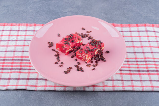 果冻土耳其喜悦拉哈特lokum与开心果和干葡萄干粉红色盘子伊斯坦布尔糖饮食