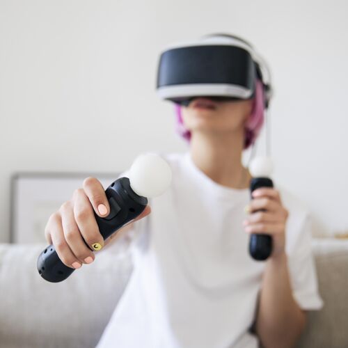 视频游戏玩虚拟现实游戏的年轻女子虚拟现实享受虚拟