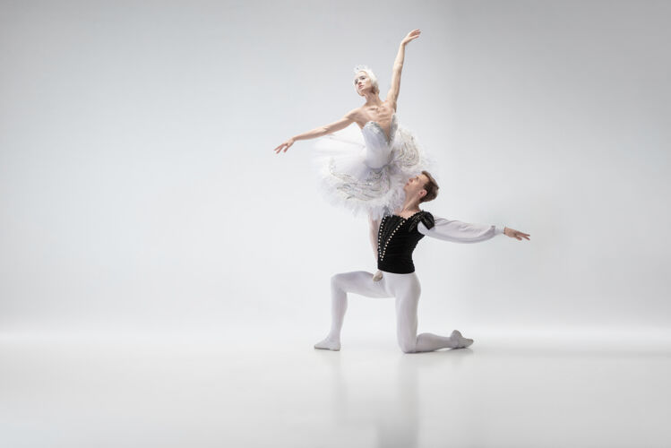 情侣翅膀优雅的经典芭蕾舞演员在白色的工作室背景上孤立地跳舞穿着柔软的白色衣服的情侣就像一只白天鹅优雅 艺术家 动作 动作的概念优雅运动姿势
