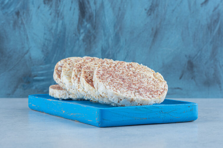 配料一些米糕放在大理石板上面粉美味面筋