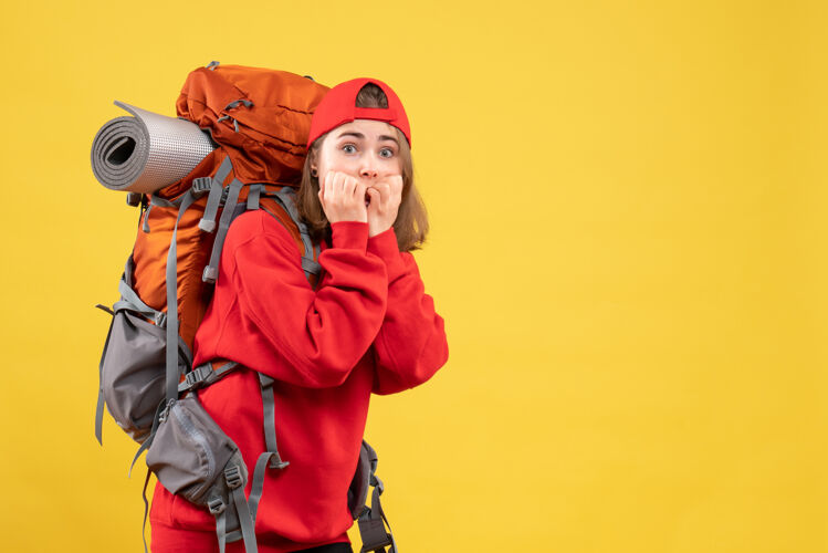 工人正面图穿着红色背包的激动的旅行者妇女人人设备