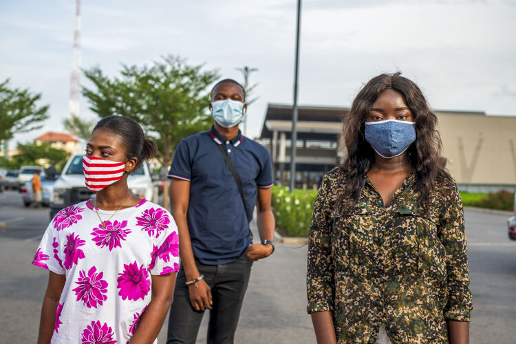 非洲一群戴着面具的非洲年轻人站在街上安全女人安全