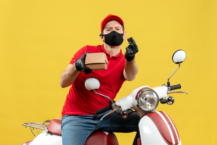 医疗顶视图惊讶的快递员身穿红色上衣 戴着帽子手套 戴着医用面罩 坐在滑板车上拿着订单摩托车面罩衬衫
