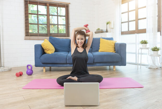 哑铃年轻的亚洲健康女性在运动服锻炼 在家锻炼 健身 做瑜伽家庭运动健身概念运动装训练房间
