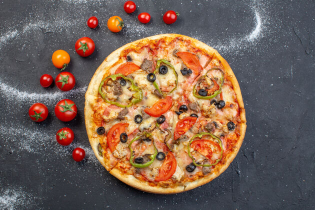 奶酪俯瞰美味的奶酪披萨 在黑暗的表面有红色的西红柿风景比萨饼晚餐