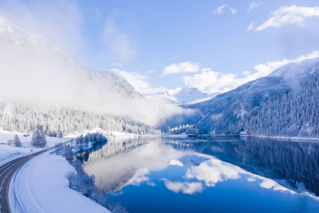 森林在冬天拍摄到的湖面和天空的倒影令人叹为观止风景美雪