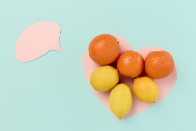 水果排毒超级食物选择从新鲜水果纸心脏蓝色背景健康的食物营养概念组成与空间心脏饮食配料