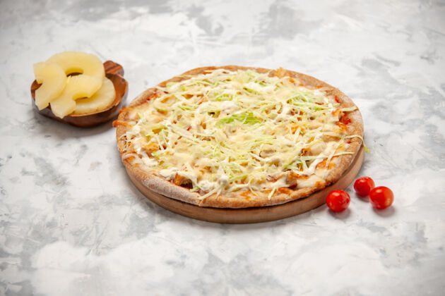 午餐自制披萨的俯视图 菠萝干和西红柿在染色的白色表面晚餐晚餐食物