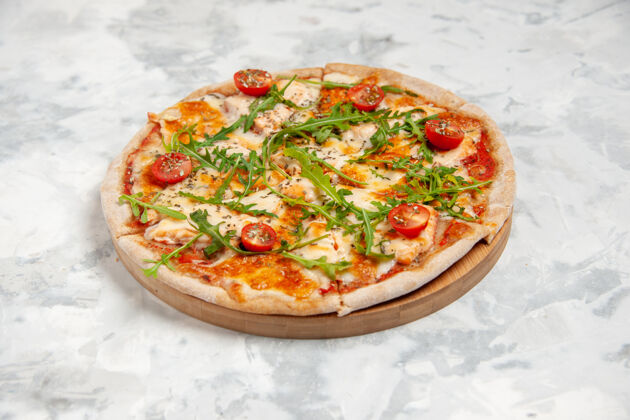 污渍美味比萨饼的侧视图 白色表面有番茄和绿色美味比萨饼胡椒粉晚餐