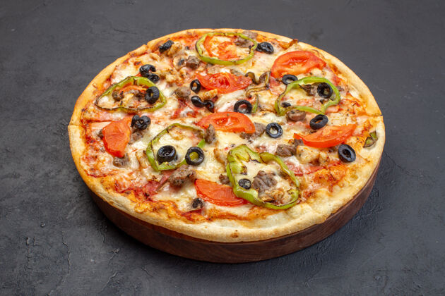 营养素正面图美味的芝士比萨饼由橄榄 胡椒和西红柿在黑暗的表面组成送货橄榄面团