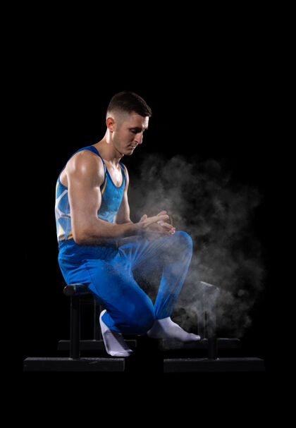 运动有经验肌肉发达的男体操运动员在健身房训练 灵活活跃动态体操杂技演员