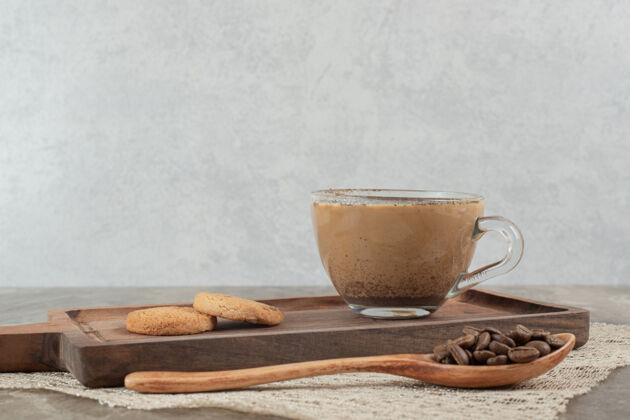 配料一杯热咖啡 饼干放在木板上加咖啡豆豆子浓缩咖啡餐