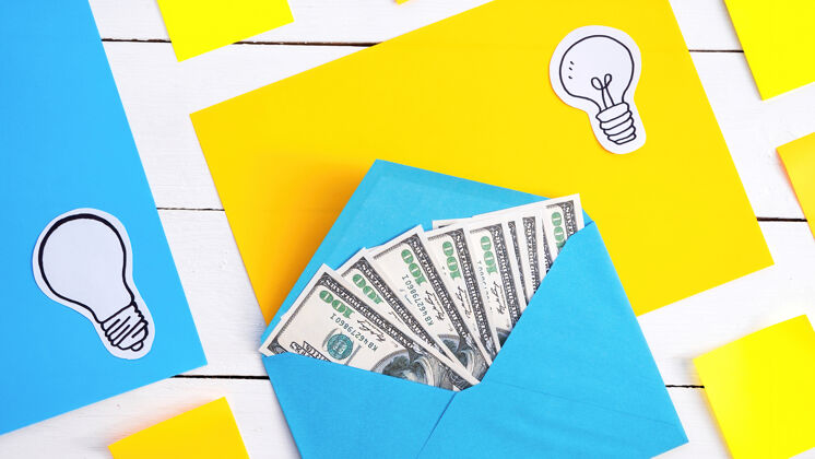 成功蓝色的信封里装着钱 还有黄色和蓝色的纸 灯的图标储蓄销售信件
