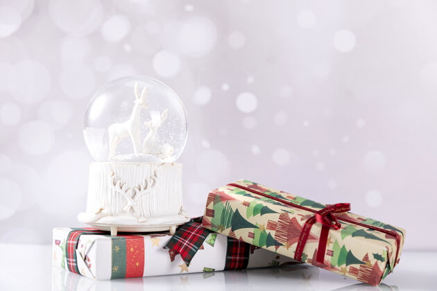 传统圣诞节礼品盒和玻璃球的特写镜头Bokeh礼物年