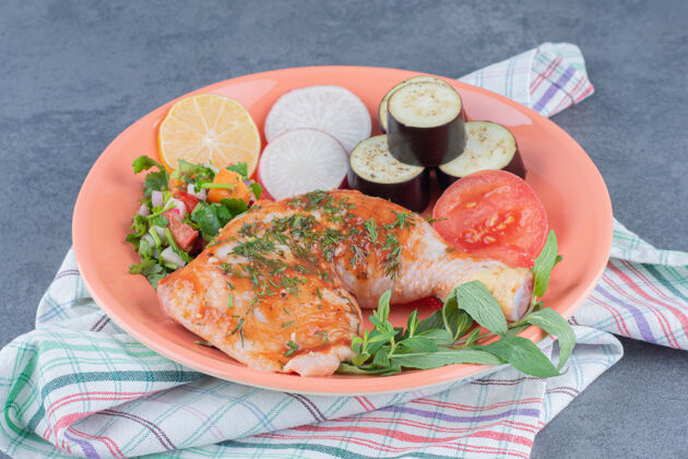 胡椒把腌好的鸡肉和蔬菜片放在橙色盘子里腿晚餐烹饪