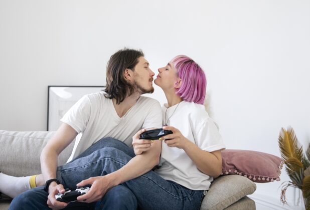 女人可爱的情侣一起玩电子游戏科技科技玩家