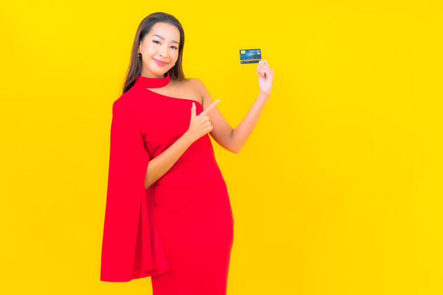 Woman用信用卡描绘美丽的亚洲年轻女子CyberPersonPretty