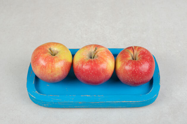 苹果整个红苹果放在蓝盘子里食品美味水果