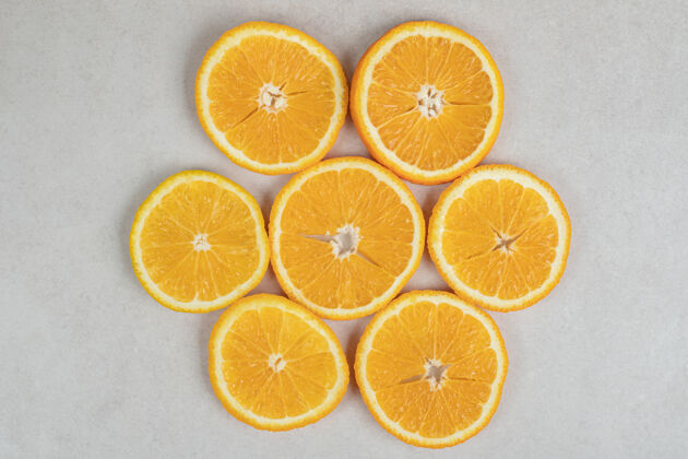 自然新鲜的橘子片在灰色的表面食物膳食柑橘