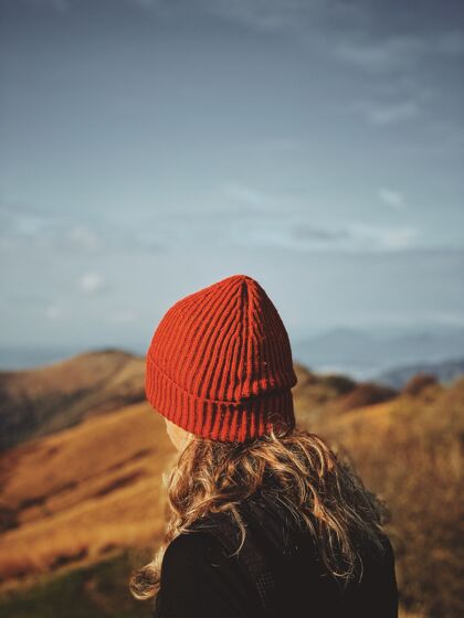 魅力选择性的聚焦在一个戴着红帽子的女人身上天空帽子模特