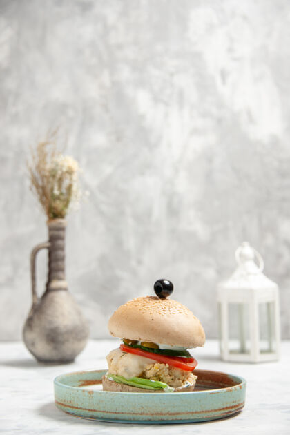 壁板自制美味三明治的侧视图 盘子上有黑橄榄 白色表面有附件健康雪玻璃