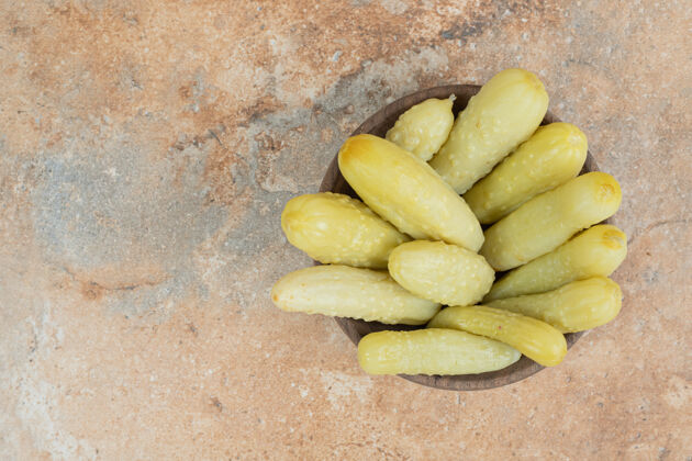 黄瓜松脆的腌黄瓜在木碗里自制食品营养