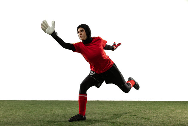 足球阿拉伯女足或足球运动员 白色工作室背景的守门员年轻女子接球 训练 运动和动作中的保护目标运动概念 爱好 健康的生活方式训练瞄准制服