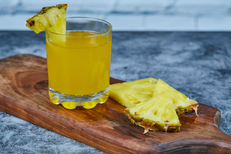 食物把菠萝片和菠萝汁放在木板上美味自然水果