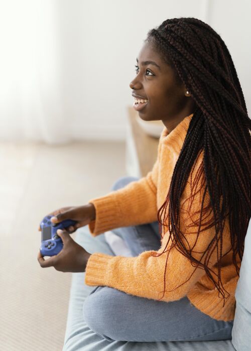 控制器玩电子游戏的笑脸女孩垂直玩家视频游戏