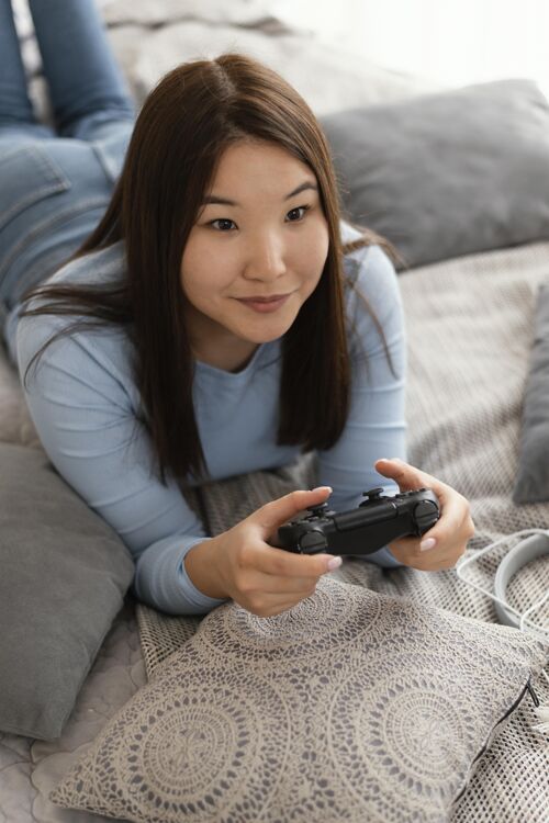 室内玩游戏的女孩中枪视频游戏娱乐垂直