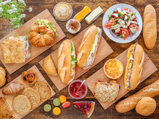 三明治木制表面上各种美味菜肴的俯视图食物曲奇晚餐