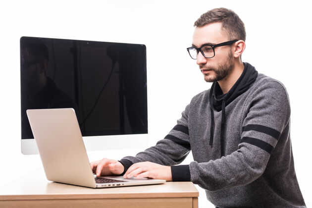桌面戴眼镜的帅哥在笔记本电脑上工作人办公室人