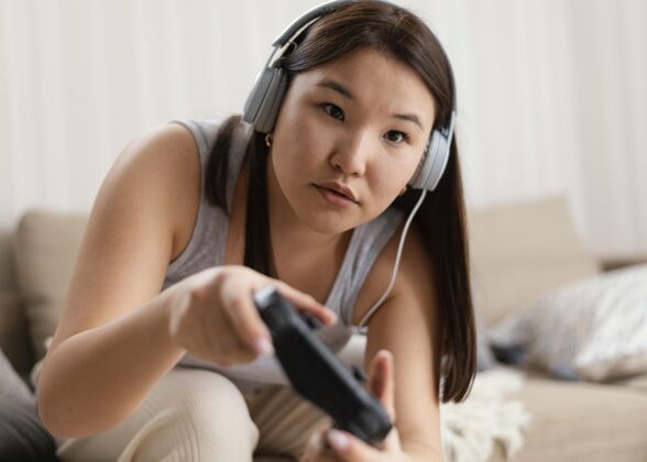 视频游戏玩电子游戏的中枪女人室内技术设备