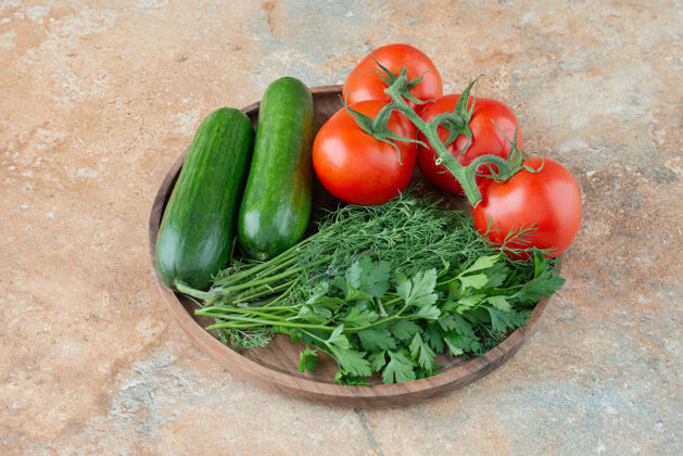 食物一个装黄瓜 青菜和西红柿的木盘蔬菜木头西红柿