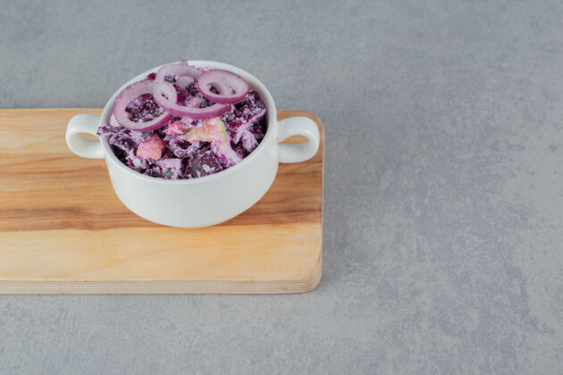 早午餐紫色卷心菜和洋葱沙拉放在陶瓷杯里盘子晚餐蔬菜