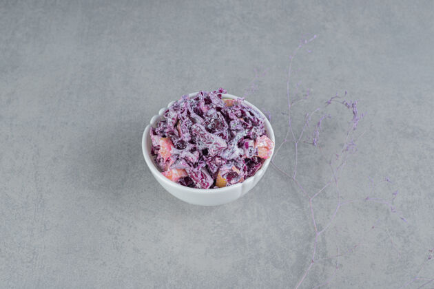 盘子紫色卷心菜和洋葱沙拉放在陶瓷杯里食物草药配料