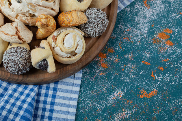 面包房把可可和黄油饼干放在一个木盘里面粉糕点乡村风味